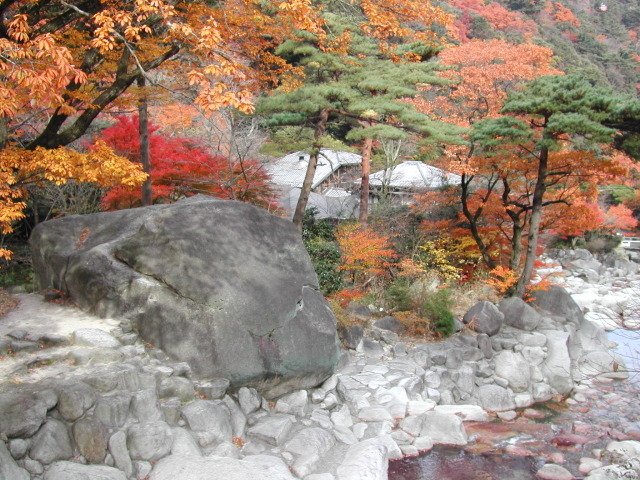 年11月 紅葉 見ごろ 湯の山温泉大石公園情報と近くのホテル 旅館 Biglobe旅行