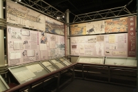 常設展示室　歴史ゾーン。実物資料や映像、復元模型などでそれぞれの時代の新聞の機能と役割を解説している