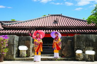 「おきなわワールド」国・登録有形文化財の古民家を含め、美しい町並みの「琉球王国城下町」