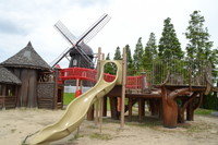 デンマーク風車と木製遊具ワイルドシングズ