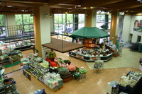 食品専門館パントリー（１階）には無農薬、有機栽培やオーガニック認定商品などが多数そろう