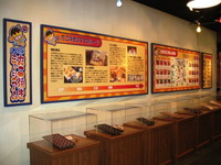 ミュージアム内５店舗の焼き台と千枚通しの展示、たこ焼きのルーツや大阪のおいしい「たこ焼き屋」を紹介