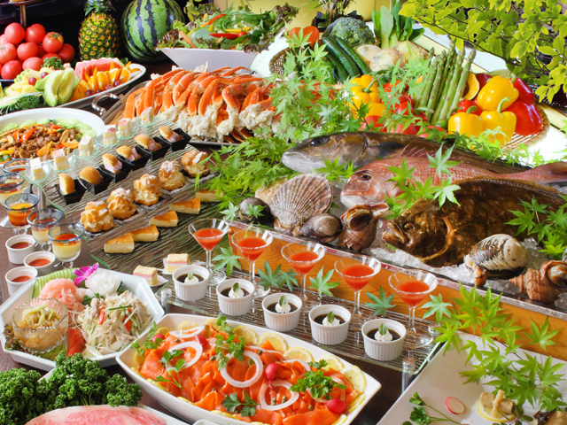 和洋中100種類以上の料理が並び、目の前で調理されるライブキッチンが大人気。