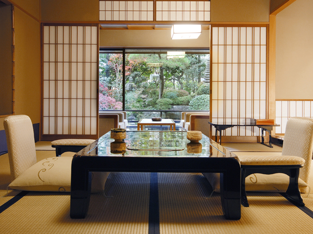 四季折々に姿を変える日本庭園の周りに配された、優雅な山水閣特別室
