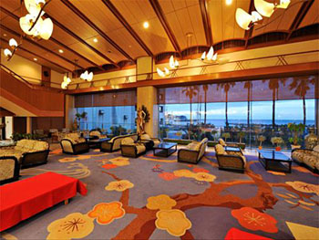 勝浦ホテル三日月　ロビーラウンジからは雄大な太平洋を一望