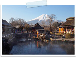忍野八海にある池本茶屋の前から富士山を望む