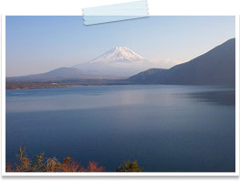 本栖湖北岸から眺めた富士山
