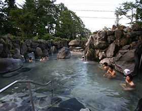 赤倉温泉野天風呂「滝の湯」